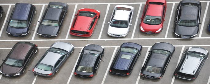 停車場監控記錄小賊偷后視鏡全過程